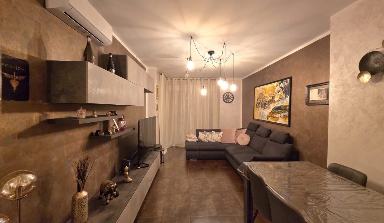 f5ef18bc-ff09-43d1-8efc-985bb3ca21ce